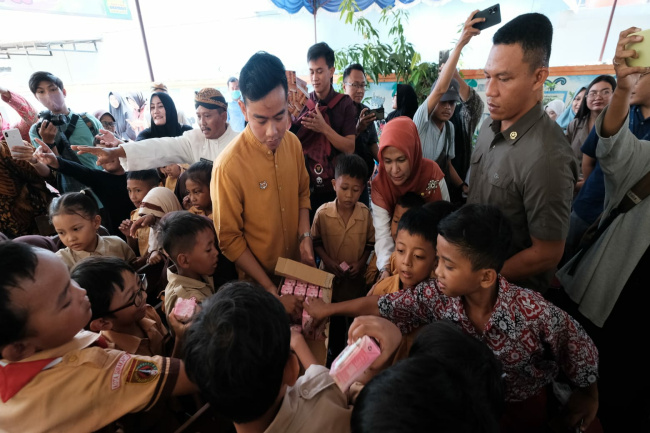 Gibran Bagi-bagi Susu Lagi, Minta Tak Bahas Panggilan Bawaslu