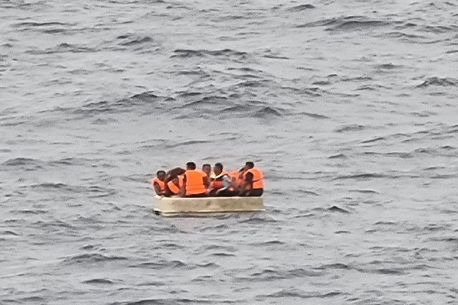 Bakamla Evakuasi 8 Orang ABK Kapal Tenggelam di Natuna 