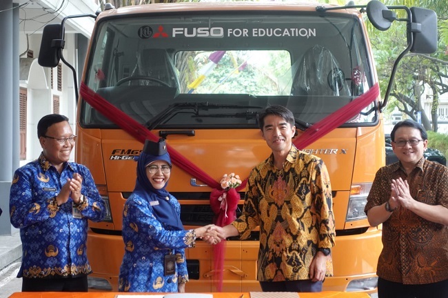 Boss Fuso Indonesia Bawa Oleh-oleh ke SMK 5 Surakarta