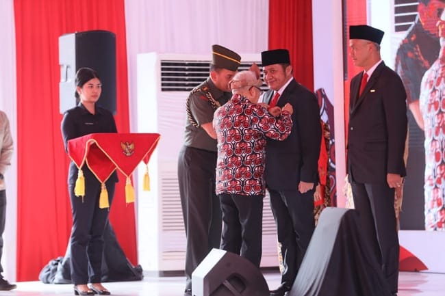 Pemerintah Anugerahkan Ganjar Pranowo Tanda Satyalancana Wira Karya Tahun 2023