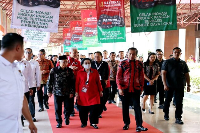 Bersama Mega dan Ganjar, Jokowi-Ma'ruf Masuki Area Rakernas PDIP