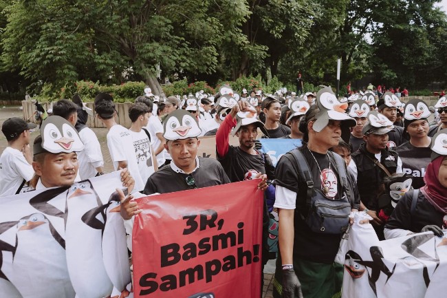 Relawan Progresif dan Penguin Bersihkan GBK Demi Suksesnya Kampanye Akbar Ganjar-Mahfud