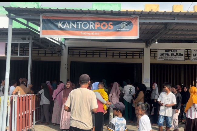 Pos Indonesia Kembali Salurkan Dana Bansos PKH dan Sembako di Mataram