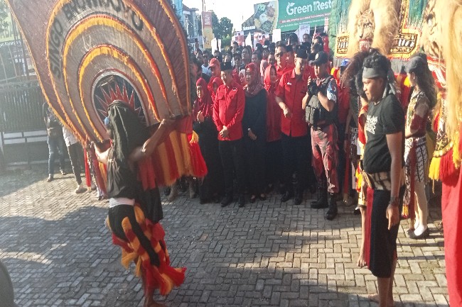 Pendaftaran Resmi Ditutup, Pelamar Calon Bupati Disambut Atraksi Reog