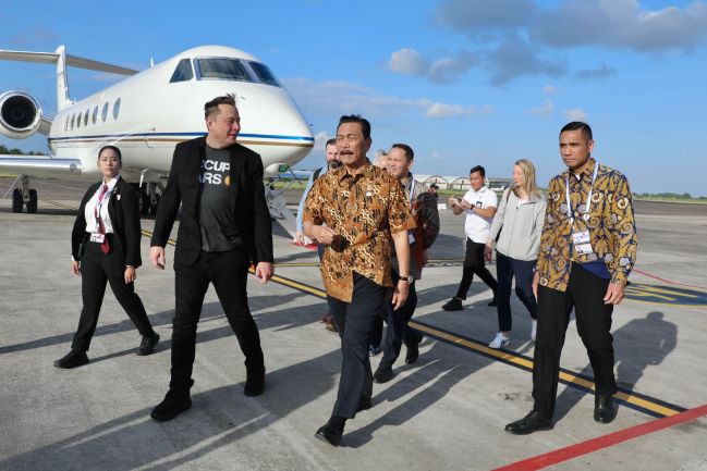 Dijemput Menko Luhut, Elon Musk Tiba di Bali untuk Resmikan Starlink