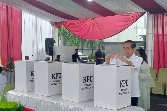 Jokowi dan Iriana Mencoblos di TPS 10 Gambir Jakarta