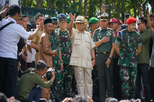 Beri Bantuan Air Bersih, Prabowo Gunakan Helikopter Mendarat di Gunungkidul