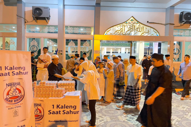 Pentingnya Konsumsi Susu saat Sahur, BEAR BRAND Berbagi di 700 Masjid