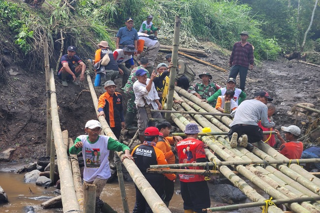 Respons Banjir Bandang di Sumatera Barat, BAZNAS Bangun Jembatan Darurat