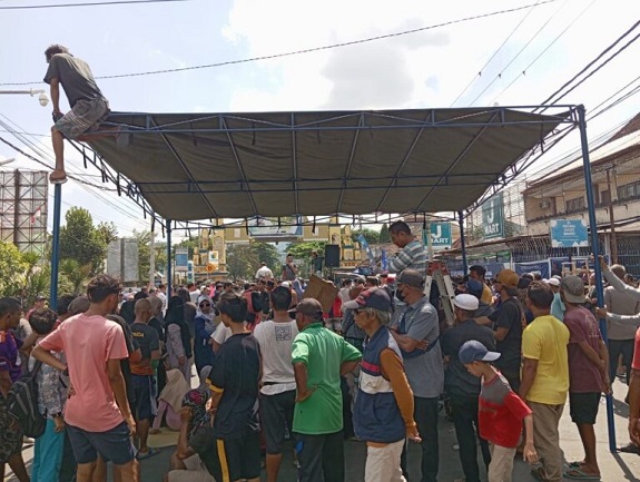 Kasus Penyerangan Warga Meninting, Lomboar Lamban, Masyarakat Blokade Jalan Menuju Objek Wisata Senggigi