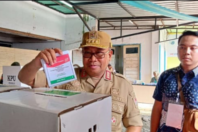 Pj Gubernur NTB Salurkan Hak Pilih di TPS Karang Taruna, Mataram