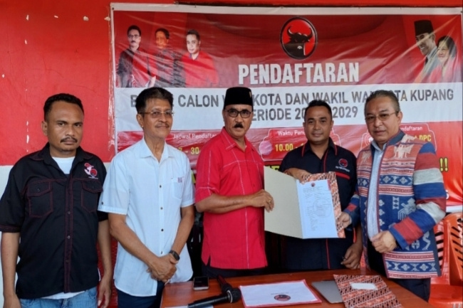 Maju Balon Wali Kota, Ketua Pengda Kagama NTT Datftar di DPC PDIP Kota Kupang