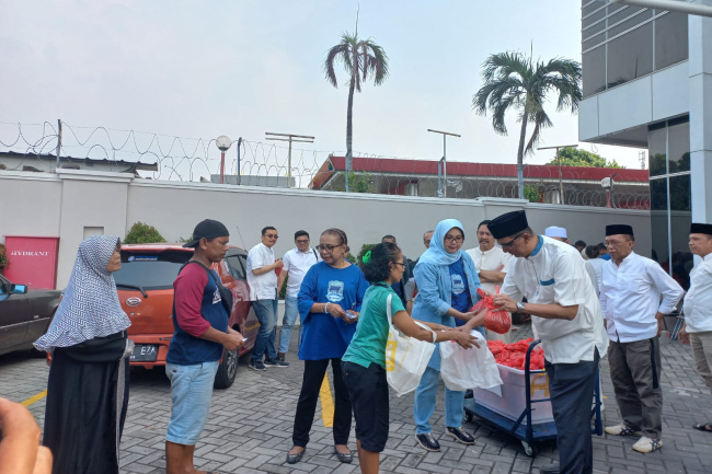 Peradi Bagikan Daging Kurban kepada Warga Sekitar Peradi Tower