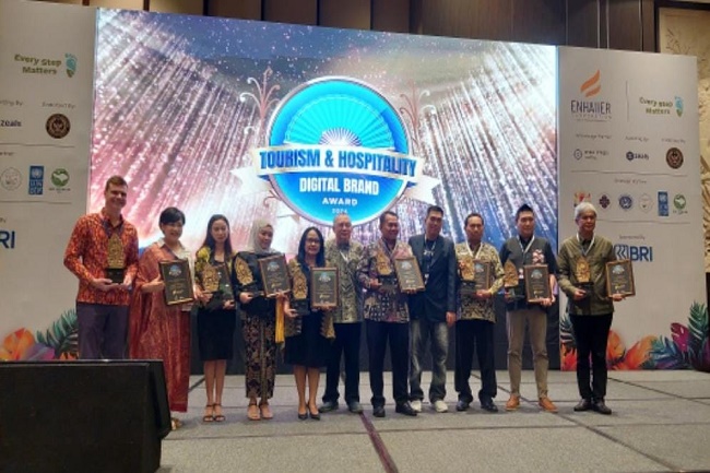 Prodi Pariwisata Fakultas Bisnis LSPR Raih “The Best Digital Activities in Tourism School' di Acara Tourism and Hospitality Digital Brand Award 2024