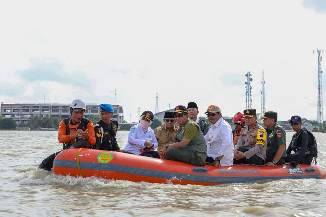 Tinjau Banjir Jepara dan Demak, Pj Gubernur Jateng Minta Tanggul-tanggul Sungai Dievaluasi