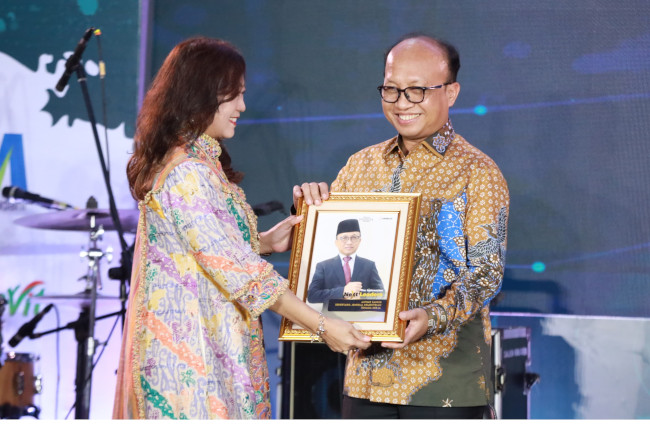 Sekjen Kemnaker Anwar Sanusi Raih Penghargaan The Indonesian Next Leader