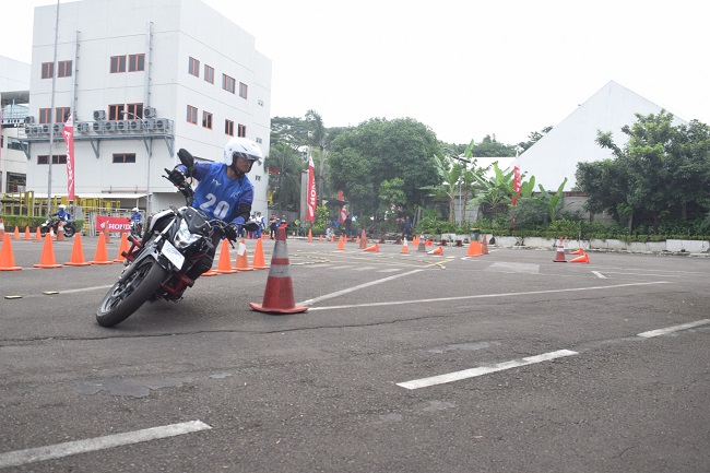Puluhan Peserta Terlibat dalam Kompetisi Safety Riding Honda 