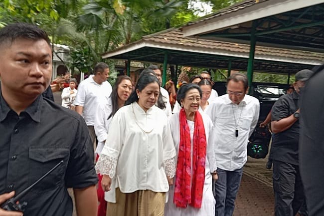 Ditemani Puan dan Prananda, Megawati Nyoblos di TPS Kebagusan