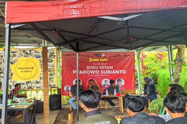 Aktivis Demokrasi dan Mahasiswa Bedah Buku Hitam Prabowo di Banjar Jawa Barat