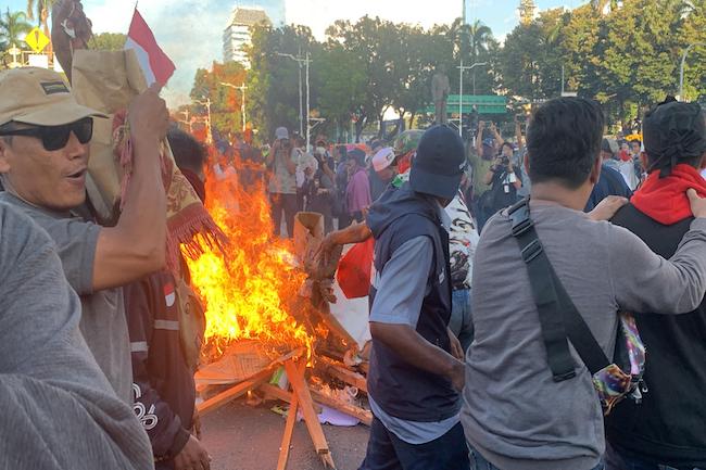 Massa Demonstrasi Bakar Sepanduk Jokowi, Kelilingi Kobaran Api Sambil Joget