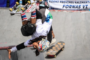 Aksi Skateboarder Wanita pada Fornas ke-VI di Palembang