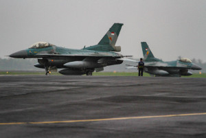 Pesawat Tempur F16 Mendarat di Palembang