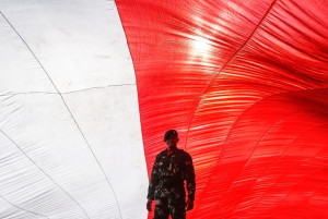 Detik-detik Pengibaran Bendera Merah Putih Raksasa di Palembang