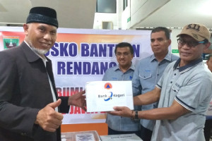 Peduli Cianjur, Bank Nagari Serahkan Bantuan 100 Kg Randang Nasabah
