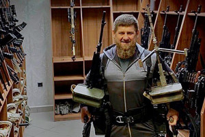 Ramzan Kadirov berpose dengan senjata berat. (Ramzan Kadirov)