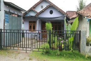 Rumah milik terduga terorisme di Desa Murtirejo, Kecamatan/Kabupaten Kebumen, Jateng nampak lengang setelah sang pemilik diamankan Densus 88. (Foto: GATRA/Sumarni Utamining).