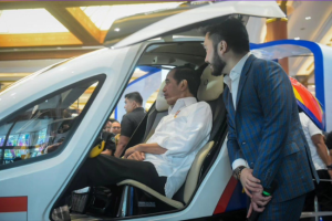 Tidak dengan Ibu Negara, Jokowi Jajal Taksi Terbang Bersama Orang Ini
