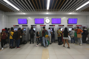 Santa Claus Hibur Penumpang Kereta Cepat Whoosh
