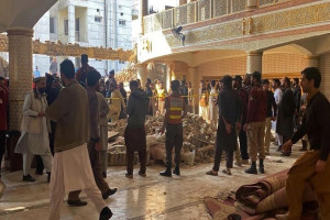 Ledakan Dekat Masjid Menewaskan 50 Orang di Pakistan