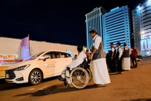 Laporan dari Makkah dan Madinah: Jemaah Lansia Dihimbau Pakai Jasa Resmi Kursi Roda