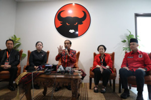 Presiden Jokowi dalam konferensi pers Rakernas PDIP di Sekolah Partai DPP PDIP, Jaksel, Selasa (6/6/2023), menyatakan akan tetap melakukan cawe-cawe demi memastikan pemilu dan peralihan kepemimpinan berjalan lancar dan aman. (GATRA/Ist)