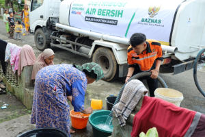 BAZNAS Distribusikan Pasokan Air Bersih untuk Korban Banjir Sumbar