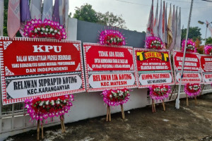 Karangan Bunga Dukung Caleg PDIP Banjiri KPU Karanganyar