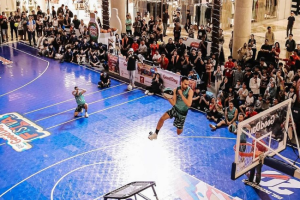 Aksi Tim Akrobatik Slam Dunk asal Hungaria Buka Rangkaian Kopi Good Day DBL Fest 2024 di Jakarta