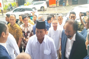 Calon presiden pemenang pemilu 2024 Prabowo Subianto saat tiba di NasDem Tower dengan di sambut Surya Paloh, Jakarta Pusat, Jumat (22/3) (Gatra/Dian Fitriyanah)