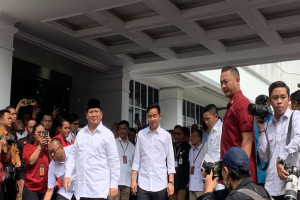 Calon presiden dan calon wakil presiden pemenang pemilu 2024, Prabowo Subianto dan Gibran Rakabuming Raka saat tiba di Gedung KPU, Jakarta, Rabu (24/4) (Gatra/Dian Fitriyanah)