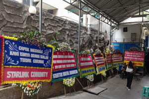 MK Jelaskan Alasan Sembunyikan Karangan Bunga dari Pendukung Prabowo-Gibran 