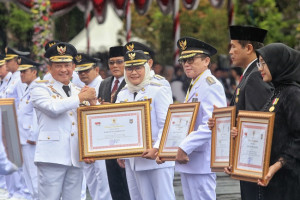 EPPD Kabupaten Indramayu Tempati Peringkat Ke-4 Nasional, Mendagri Serahkan Penghargaan Kepada Bupati  Nina Agustina