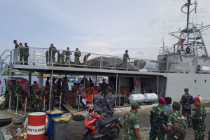 TNI AL Kerahkan Kapal Perang Evakuasi dan Bantu Warga Terdampak Erupsi Gunung Ruang