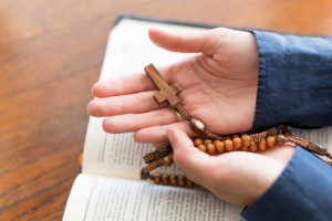 Umat Katolik Jalankan Doa Rosario pada Bulan Mei, Apa Itu Doa Rosario? Inilah Penjelasannya