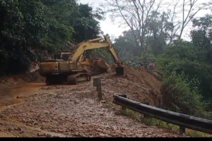 Pemkot Padang Kerahkan Alat Berat Buka Akses Jalan Tertutup Longsor