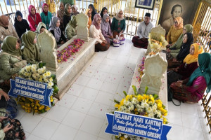 Srikandi Semen Gresik Peringati Hari Kartini dengan Ziarah ke Makam RA Kartini di Rembang