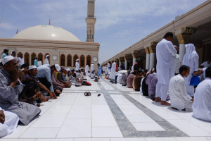 Suasana shalat Jumat di atap Masjid Nabawi. (GATRA/Roh)